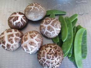 先把配料洗净备好