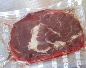 牛排是冷冻的，提前一天放入冷藏室解冻，再提前2小时拿出来回温。现在的冬季，比较冷，夏天可以提前一小时拿出来回温