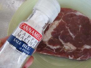 在牛排表面撒大约1克的海盐，并用指腹涂抹均匀