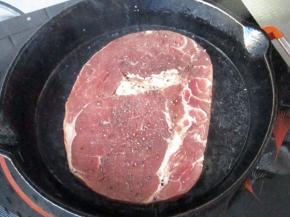 我用的厚的铁煎锅，锅烧热到180--200度，然后放入牛排，再加少许油