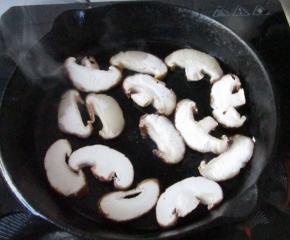 饧牛排的时间，把香菇片放入锅中，利用锅中底油煎