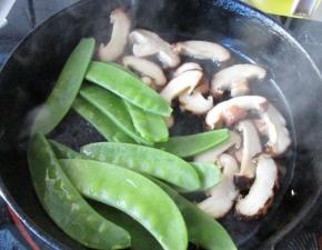 香菇煎好后放入荷兰豆