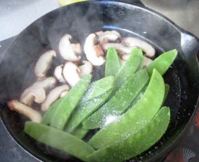 加入适量海盐调味