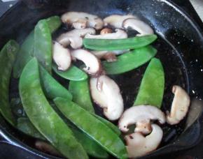 翻炒至荷兰豆断生即可，荷兰豆很容易熟，大约十几秒即可