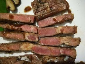 吃的时候用手机拍了一下切开的状态，基本是7成熟，口感是很嫩的。