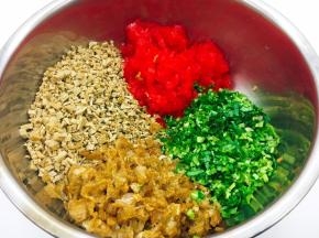 将香干、面筋、红色粉皮、香菜分别切成碎末，放在馅料盆里备用。