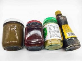 我们要用芝麻酱、玫瑰腐乳、广合腐乳、香油、虾油、盐，调制年味素素饺子的馅。