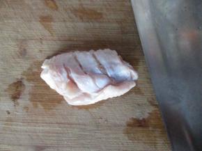 背面用刀切几刀，方便更好入味