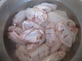 切口后再用清水冲洗几遍，把血水洗干净