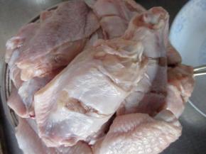 洗净血水后捞出控水