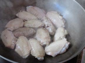 一面稍微变色后翻面再煎一会儿，让鸡翅中的油脂煎出来一些