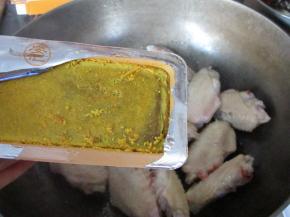 放入咖喱块，我是做了2斤的鸡翅，一盒咖喱全部放入了，如果做得少，咖喱减量