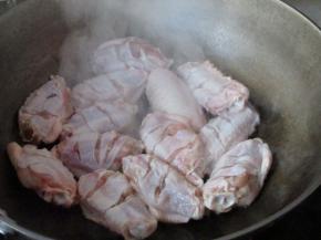 锅中放少许食用油，油够润锅即可，不要多，放入鸡翅煎