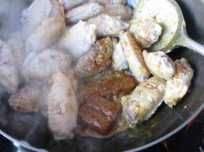 不断翻炒，尽量让咖喱接触锅的底部，好受热