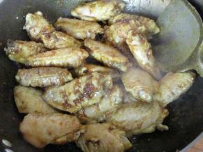 翻炒到咖喱完全融化，包裹住鸡翅