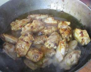 加开水适量，不用没过鸡翅，大约和鸡翅平齐就可以了