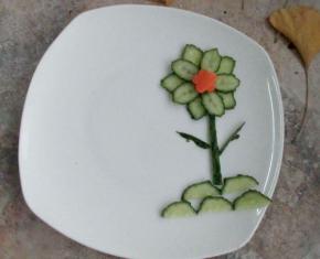 炖鸡翅的时间，把黄瓜切片，在盘子中摆一个花