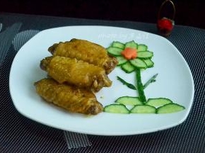煮好的鸡翅摆入盘中即可