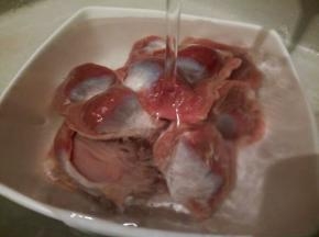 把生鸡胗择掉油脂，清理干净，洗干净的鸡胗洒上盐，用手揉搓，用盐揉搓过的鸡胗用清水冲洗干净