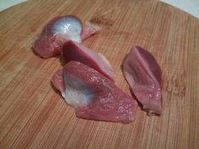 洗好的鸡胗对半切