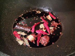 热锅凉油，把香料炒一下，最后加生抽，白糖，盐少许