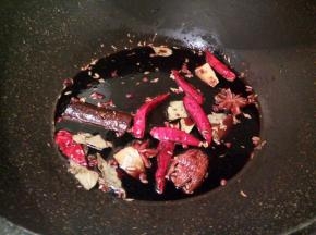 热锅凉油，把香料炒一下，最后加生抽，白糖，盐少许