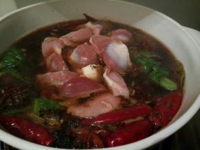 加入鸡胗，开大火烧开