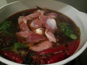 加入鸡胗，开大火烧开