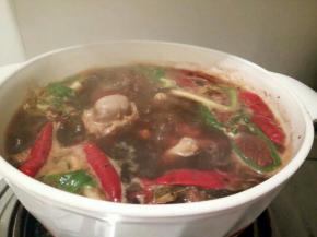 撇去沫子，一点要撇干净，鸡胗用筷子可以扎透就可以了