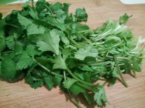 清洗干净，切成段