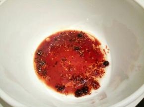 辣椒酱少许，生抽一勺，芝麻油一勺