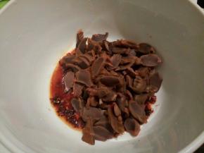 放入切片的鸡胗