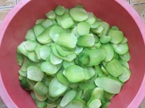 把焯好水的萝卜片放在大盆里散开，彻底晾凉。