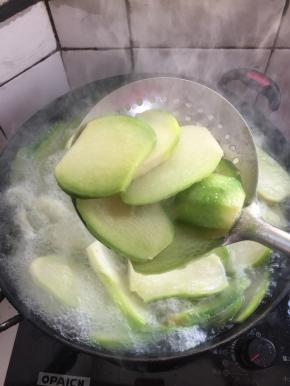 捞起来沥干水分备用。