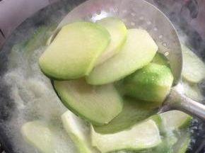 捞起来沥干水分备用。