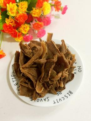 泡发好的萝卜干，看看又变得很厚实了吧？炒着吃，炖着吃，凉拌着吃，随你喜欢哦。