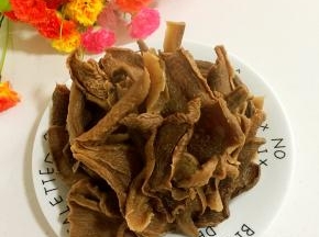 泡发好的萝卜干，看看又变得很厚实了吧？炒着吃，炖着吃，凉拌着吃，随你喜欢哦。