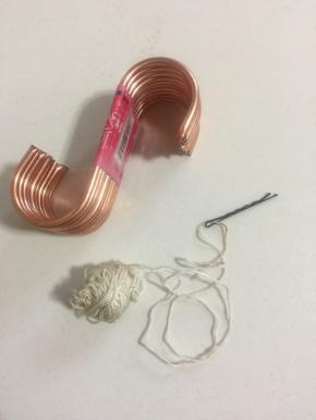 准备好串萝卜干的工具：棉绳适量，发卡一个，S形挂钩12个。（棉绳要选择结实一点儿的，我用的是米袋上拆下来的棉绳，非常的结实哦！）