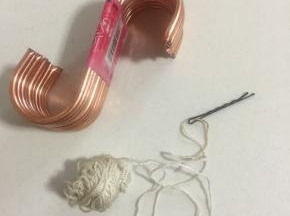 准备好串萝卜干的工具：棉绳适量，发卡一个，S形挂钩12个。（棉绳要选择结实一点儿的，我用的是米袋上拆下来的棉绳，非常的结实哦！）