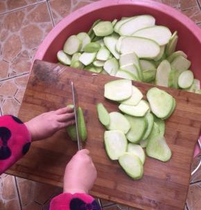 把清洗干净的萝卜切成筷子厚的片。（萝卜片不要切的太薄，要不然晒干以后就变成薄薄的纸一样，吃起来没有口感，切厚一点晒干以后再泡发，很厚实，也好吃一点儿。）