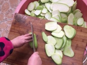 把清洗干净的萝卜切成筷子厚的片。（萝卜片不要切的太薄，要不然晒干以后就变成薄薄的纸一样，吃起来没有口感，切厚一点晒干以后再泡发，很厚实，也好吃一点儿。）