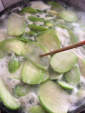 不要煮的太烂，用筷子扎一下，能够很轻松的穿透萝卜即可。