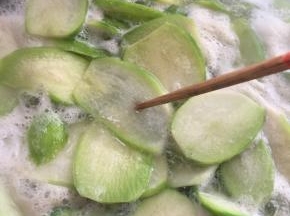 不要煮的太烂，用筷子扎一下，能够很轻松的穿透萝卜即可。