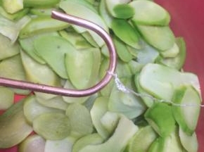 把S形挂钩套在活结里，一拉，就很紧实啦。