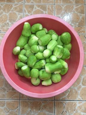 萝卜削皮洗净，切去两头备用。