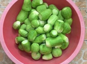 萝卜削皮洗净，切去两头备用。