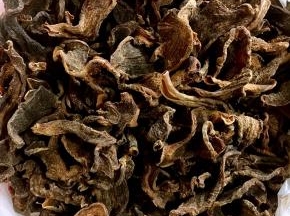 彻底晒干的萝卜干收起来，装在塑料袋中密封保存即可。