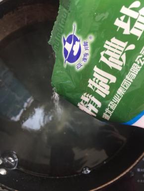 水烧开后加入250克食盐搅拌至融化。