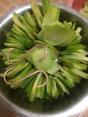 串好萝卜片后，再另一头也打一个活结，把S形挂钩穿进去拉紧。