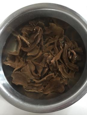 晒干的萝卜干吃的时候提前一天用温水泡发即可。